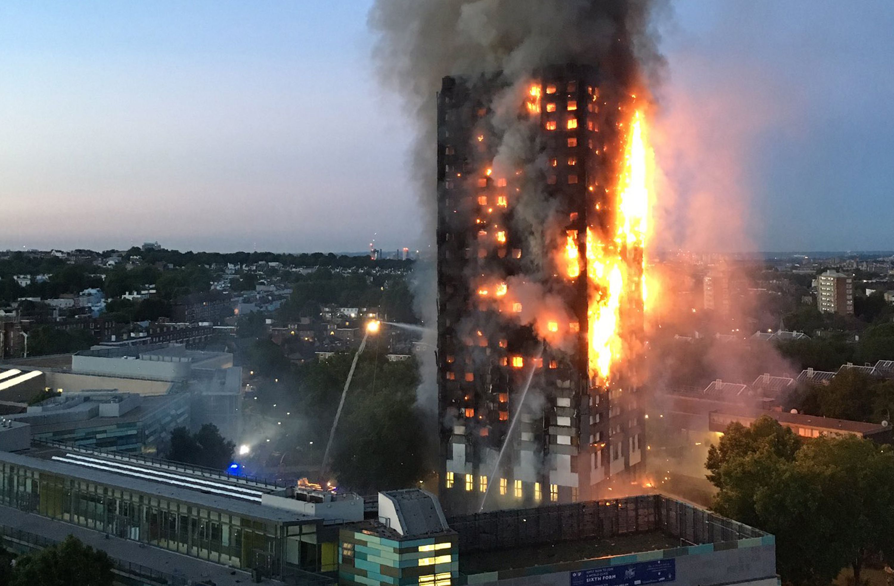 Incendio en Londres: Lanzaron a bebés desde la torre para salvarlos del fuego