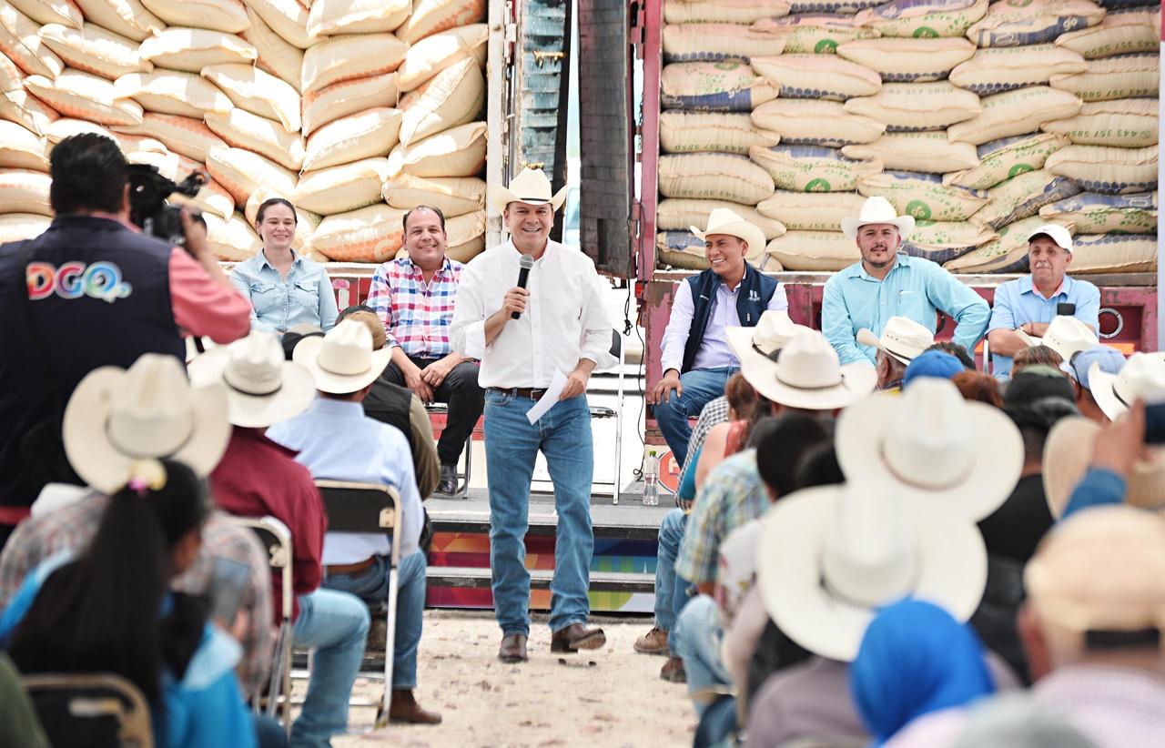 Para mitigar estragos de la sequía, gobernador de Durango entrega 120 toneladas de semilla de avena para la siembra