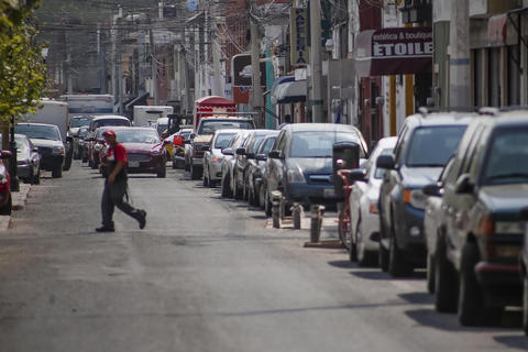 Afectan parquímetros al comercio: Valdez