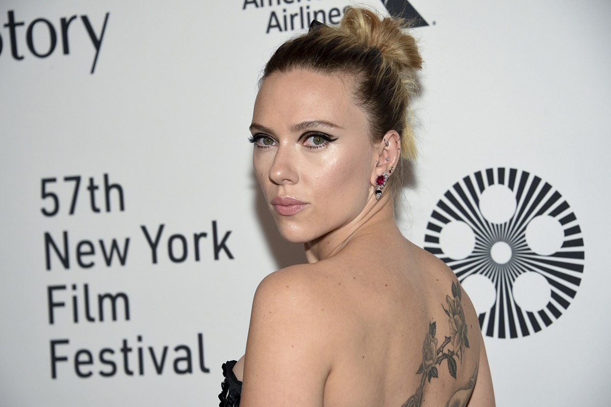 Scarlett Johansson destila belleza con vestido strapless en Nueva York