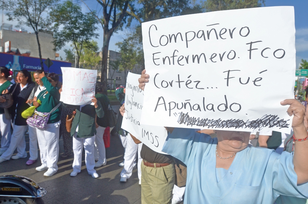 Trabajadores de La Raza cierran avenida y exigen más seguridad