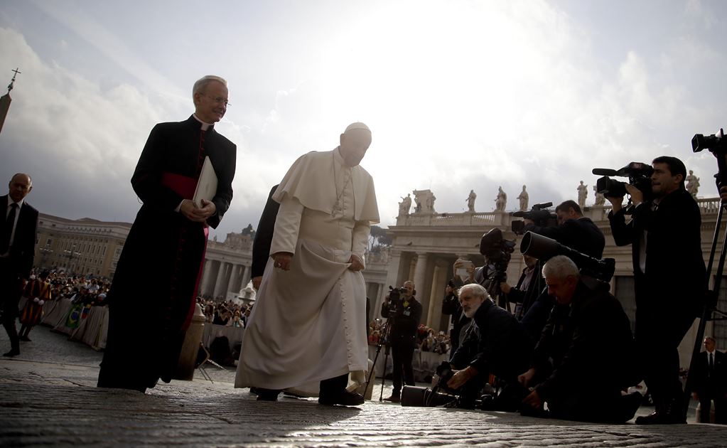 Papa pide perdón por escándalos en Vaticano