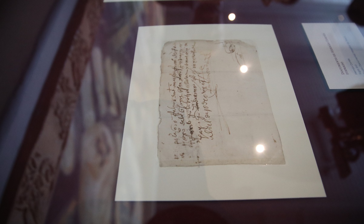 Manuscrito Firmado por Hernán Cortés regresa triunfal al Archivo General de la Nación tras 30 años de ser robado