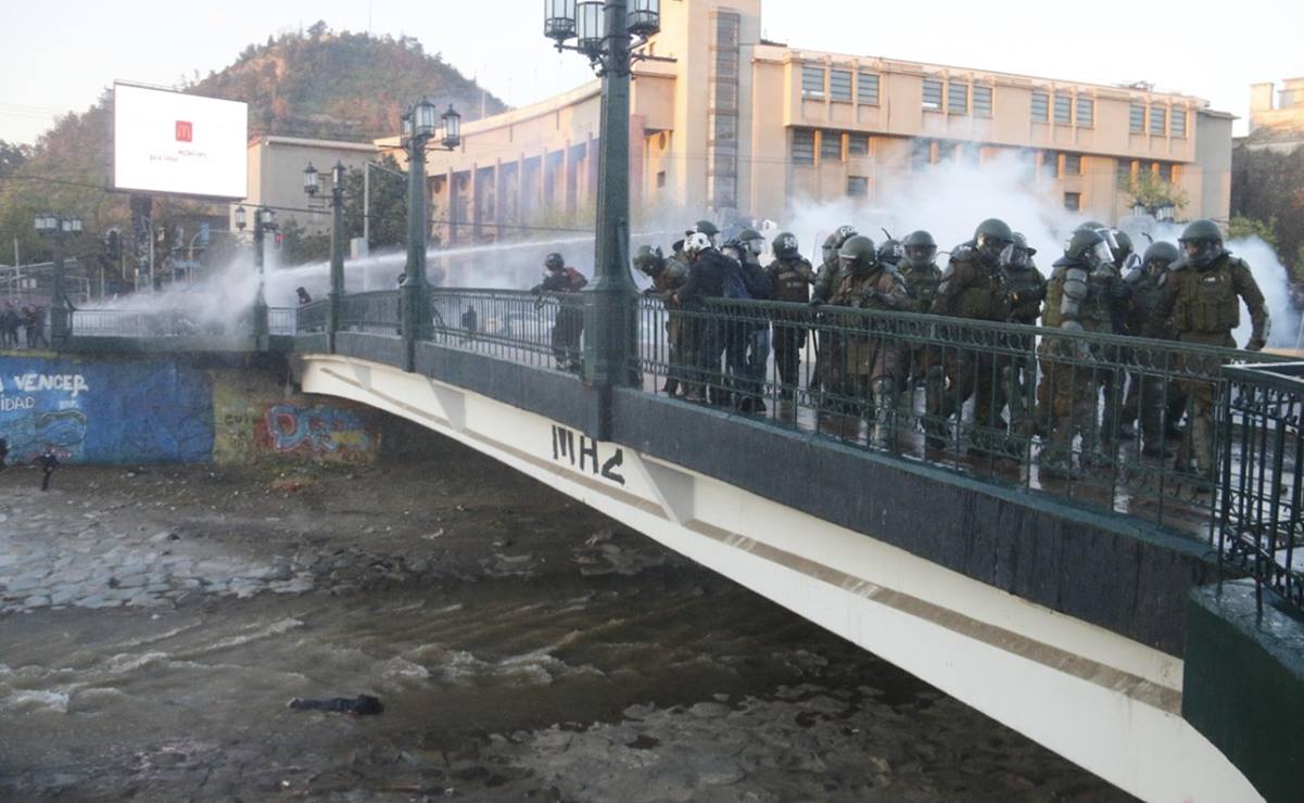 Joven herido cae a río frente a carabineros durante nuevas protestas en Chile