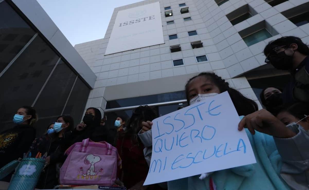 Protestan frente a delegación del ISSSTE en Toluca por cierre de 4 estancias infantiles 