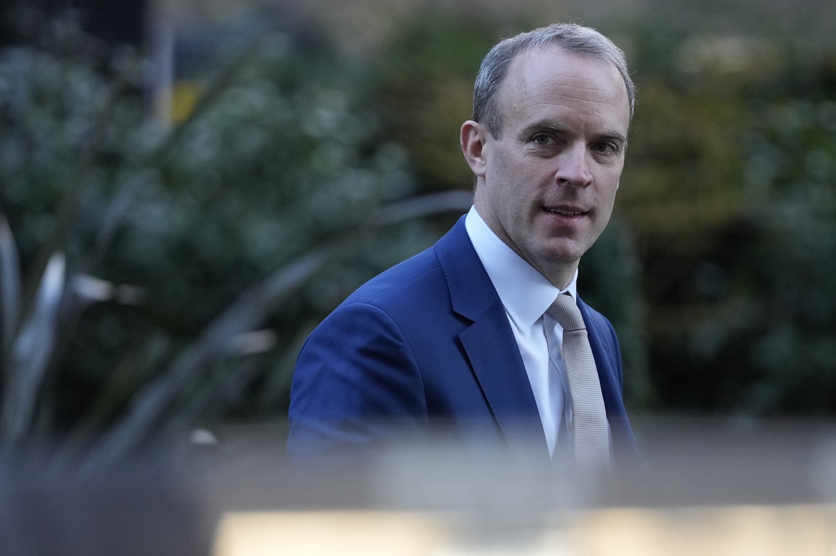 Renuncia el vice primer ministro británico Raab señalado por acoso moral