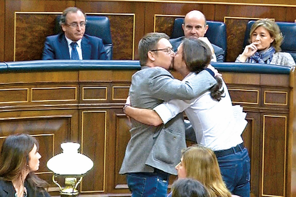 Pablo Iglesias y el beso que robó cámara