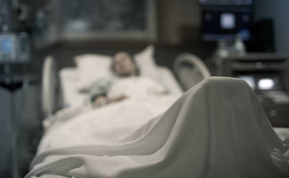 En cama, con monitor de tensión arterial y desfibrilador; las secuelas de  un sobreviviente de Ayotzinapa