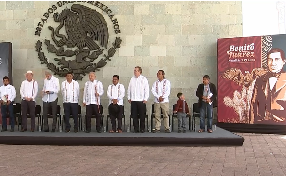 AMLO conmemora en Oaxaca natalicio de Benito Juárez junto a John Kerry y Ken Salazar