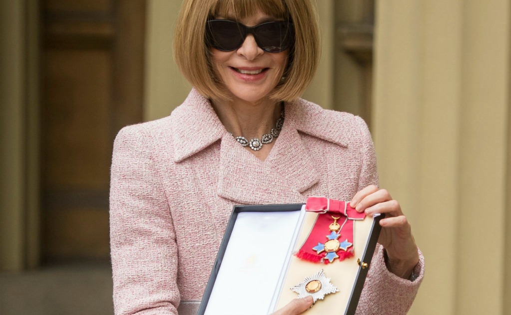  Anna Wintour recibe premio de dama del Imperio Británico de la reina Isabel ll