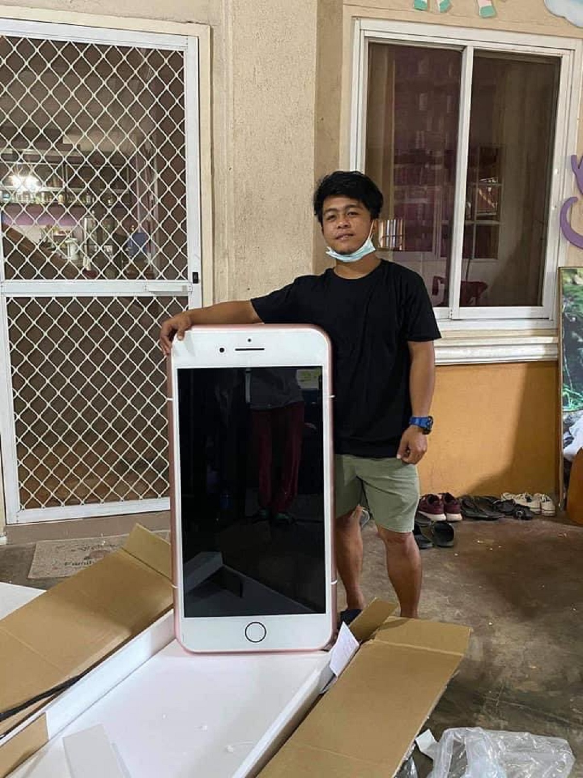 Compró un iPhone por internet y en su lugar recibió una mesa 