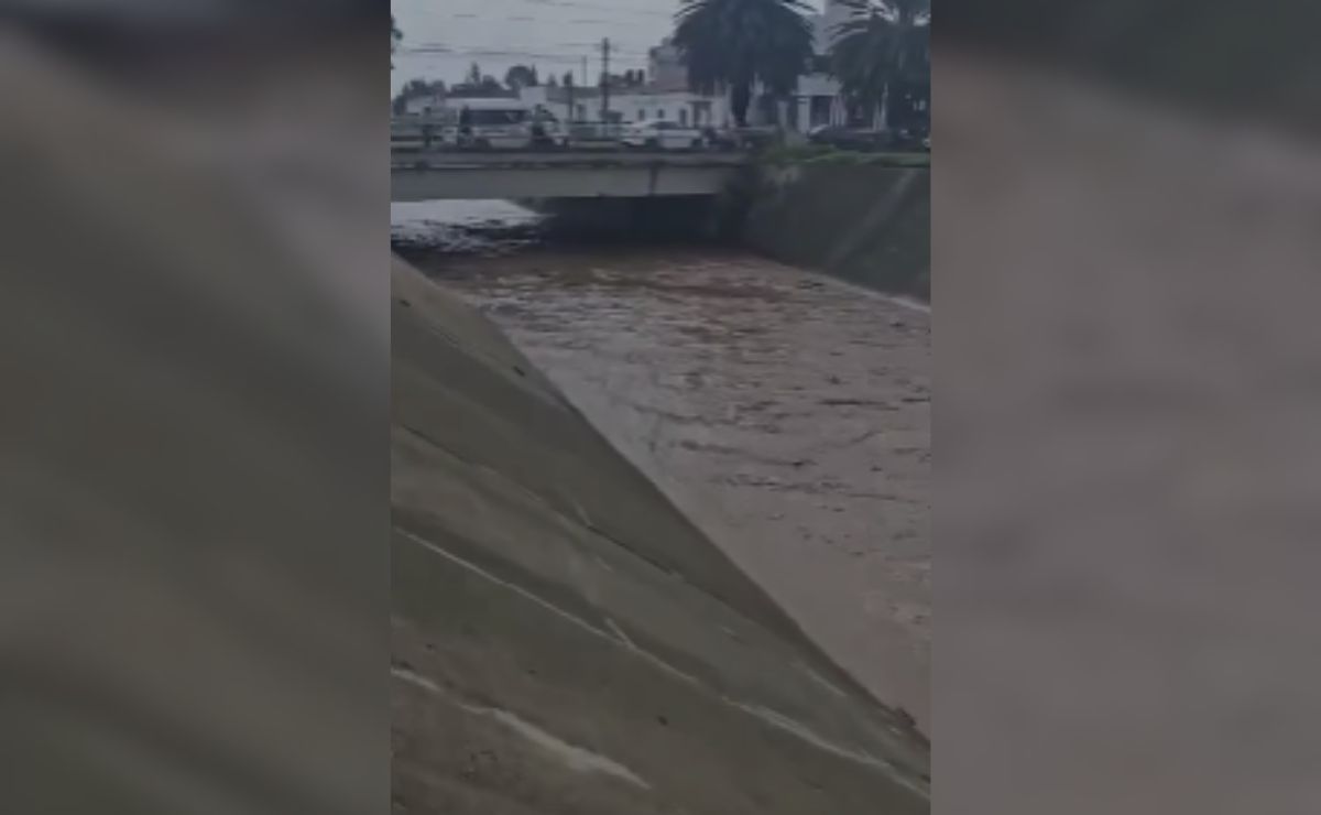 Persona lucha por su vida en el río San Lorenzo
