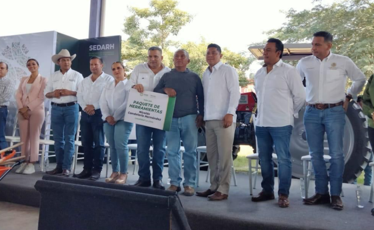 Ricardo Gallardo entrega tractores a 348 productores agropecuarios de La Huasteca 