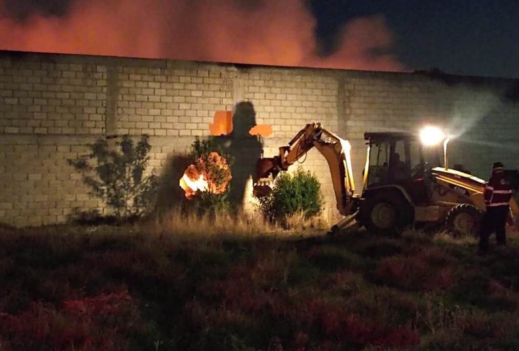 Incendio en empresa de reciclaje de Toluca provoca colapso de la estructura