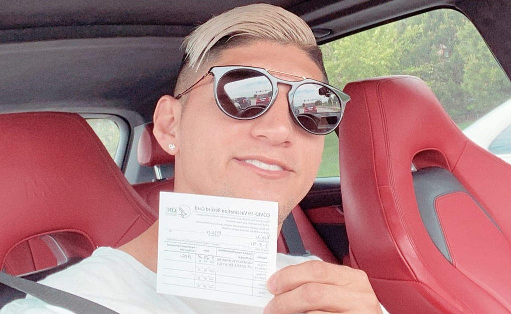 Alan Pulido presume haber recibido la vacuna contra el Covid-19