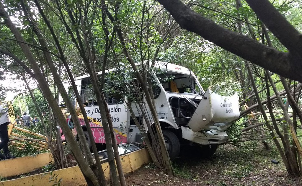 Camión tira rejas e invade áreas verdes en Las Águilas