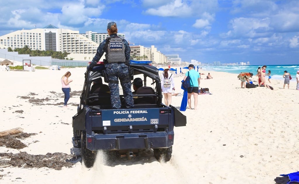 Gendarmes patrullan playas en Cancún y Los Cabos