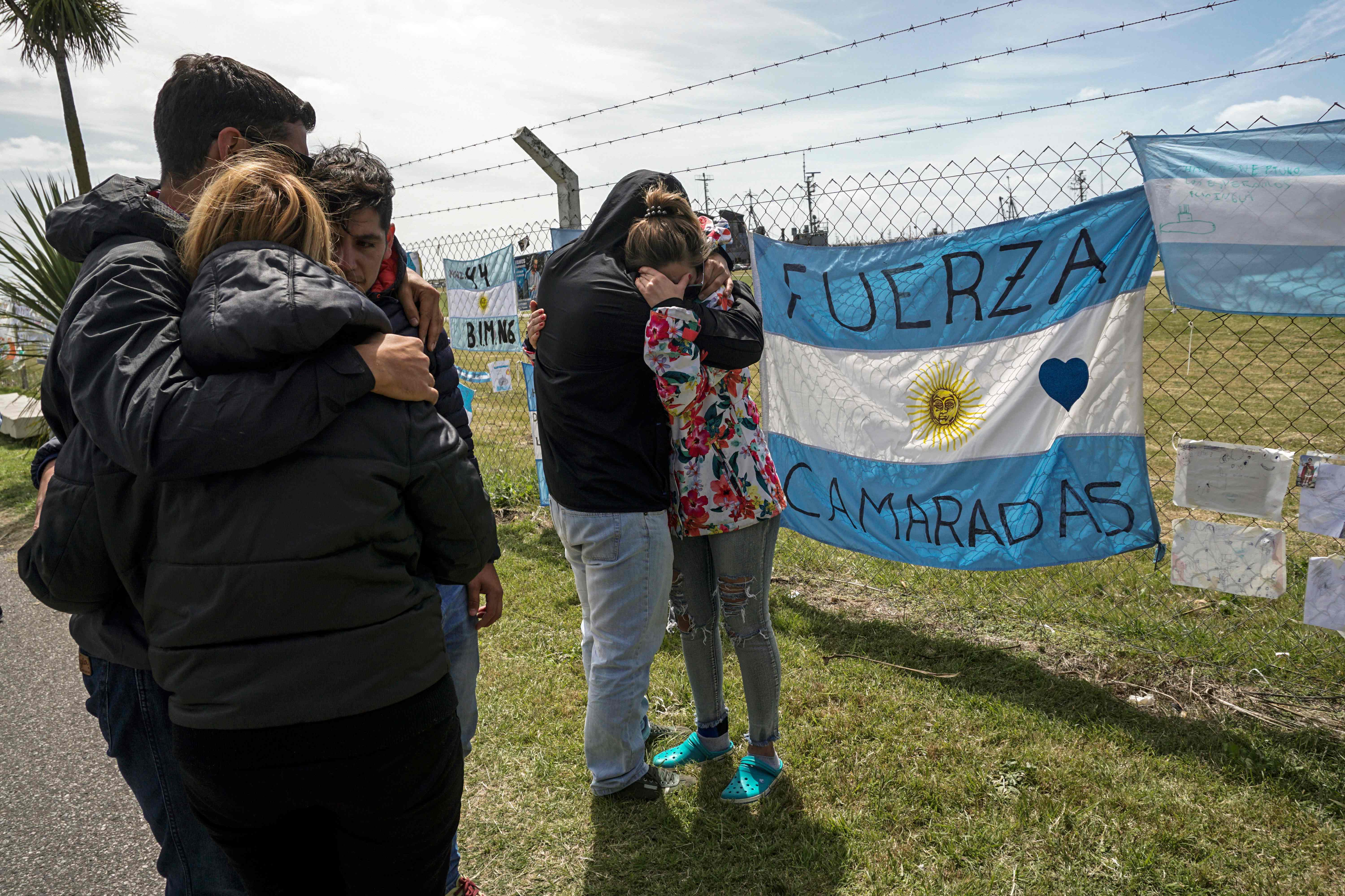 Familiares de submarinistas argentinos suplican seguir con rescate