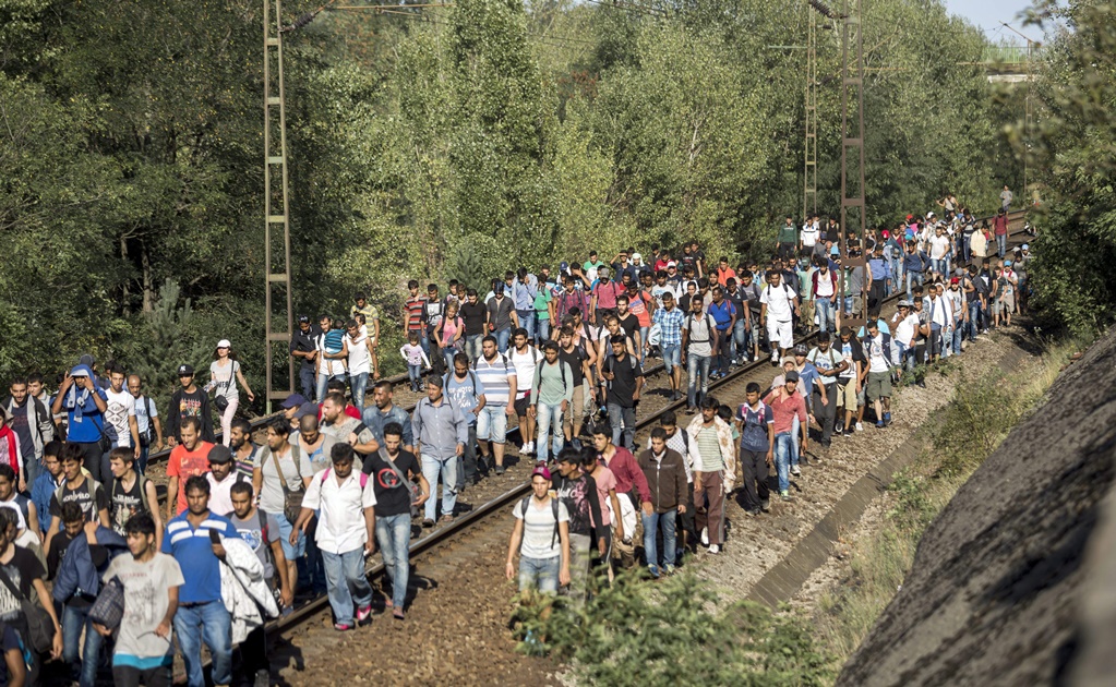 Hungría envía camiones a refugiados