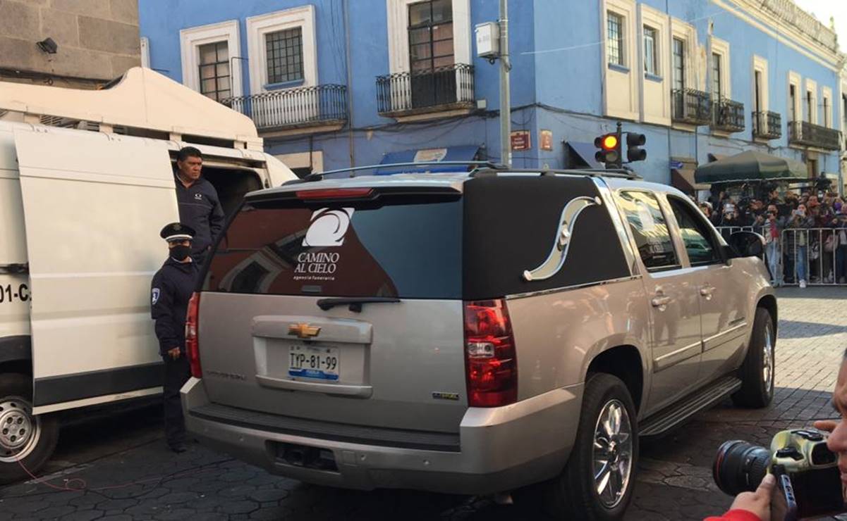 "Barbosa, amigo, el pueblo está contigo": Llega cuerpo del gobernador al Congreso de Puebla