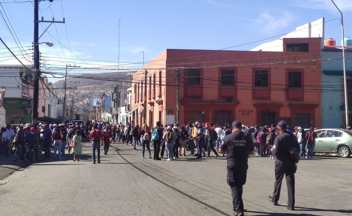 Sección 22 del SNTE bloquea carreteras en Oaxaca, ante visita de AMLO a Salina Cruz