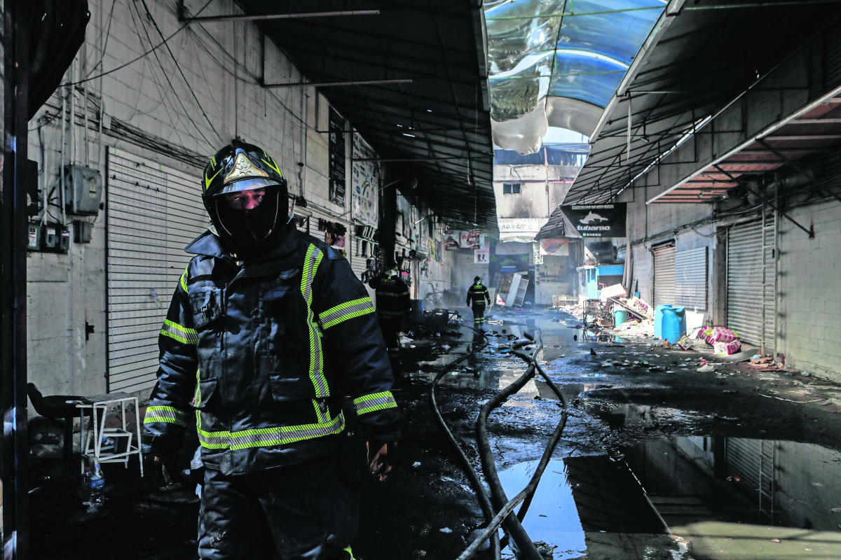 El olor a plástico invade lo que fue zona comercial de Tepito