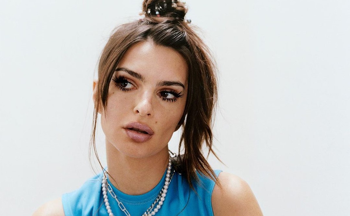 Emily Ratajkowski celebra su cumpleaños 32 en minivestido de piel