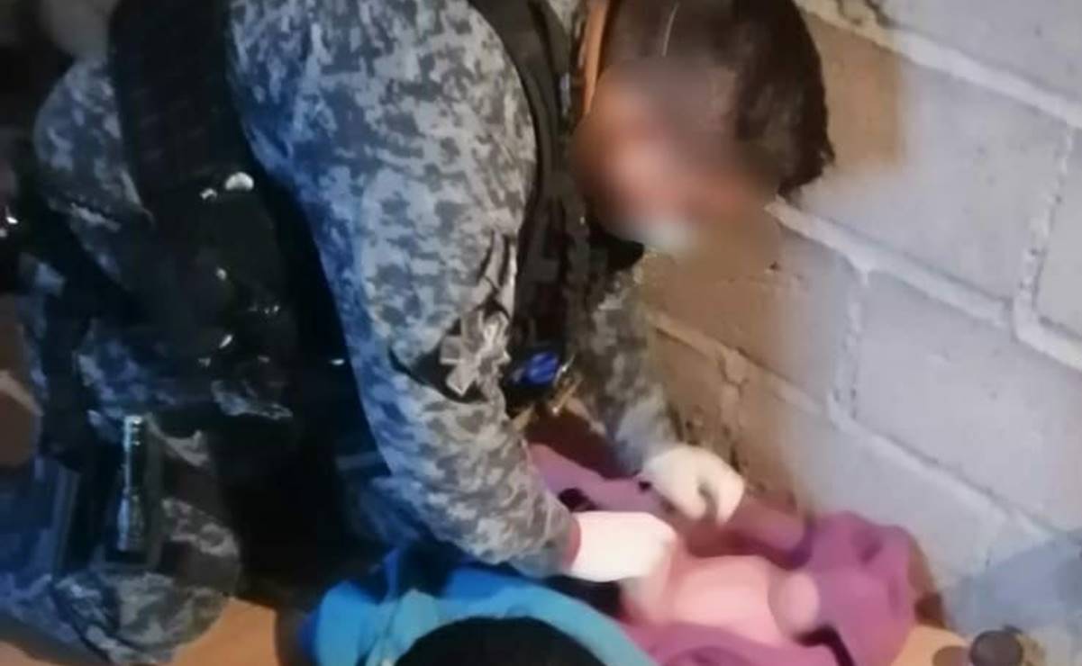 Mujer wixárica es auxiliada por policías de Zacatecas durante labor de parto