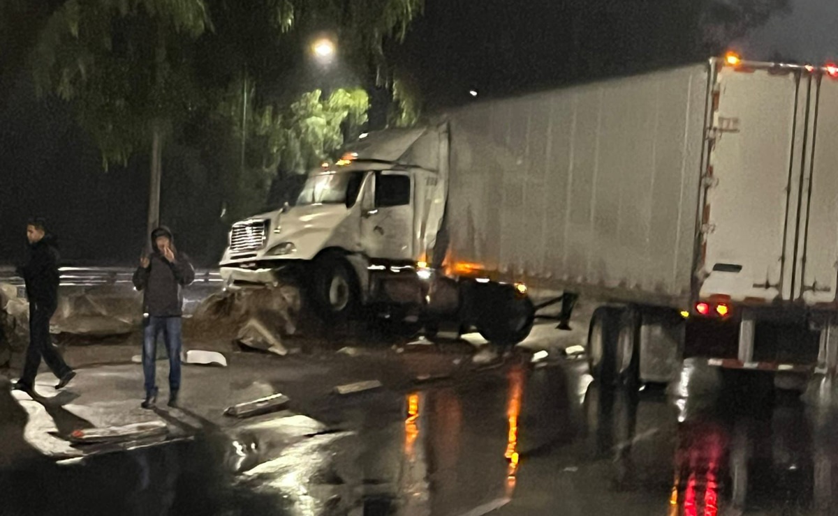 Tráiler choca en Insurgentes Sur, colapsando el tráfico en Coyoacán por más de 4 horas; el conductor fue detenido
