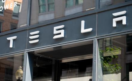 Acciones de Tesla caen 6% en Wall Street tras descenso en entregas de vehículos