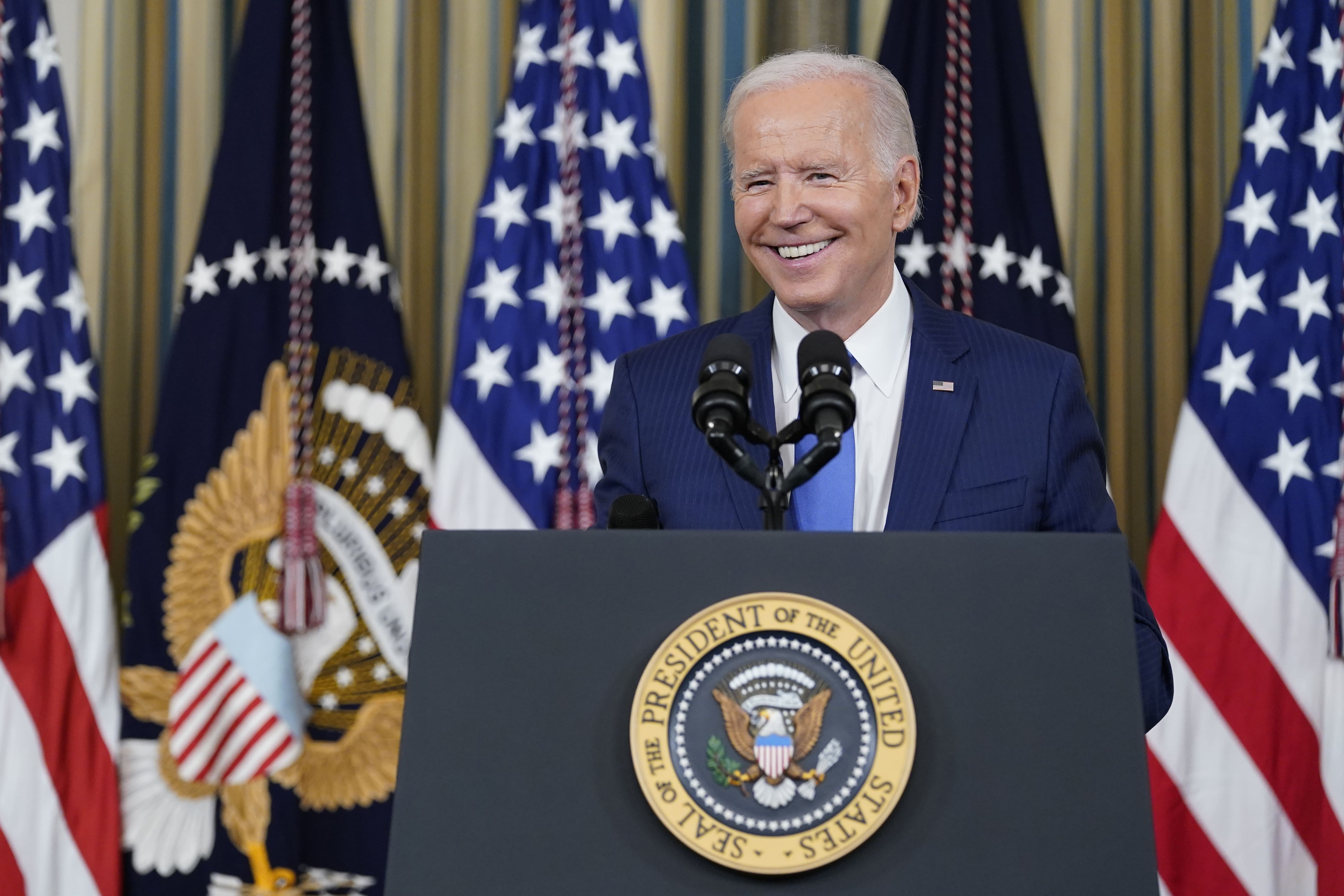 Biden festeja el éxito demócrata para evitar la "ola" republicana