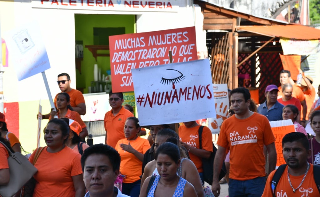 Marchan contra feminicidios en Pochutla, Oaxaca
