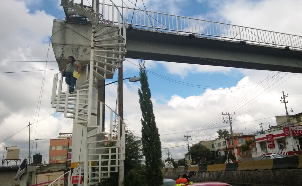 Denuncian riesgo en escalera de puente en carretera de Atizapán