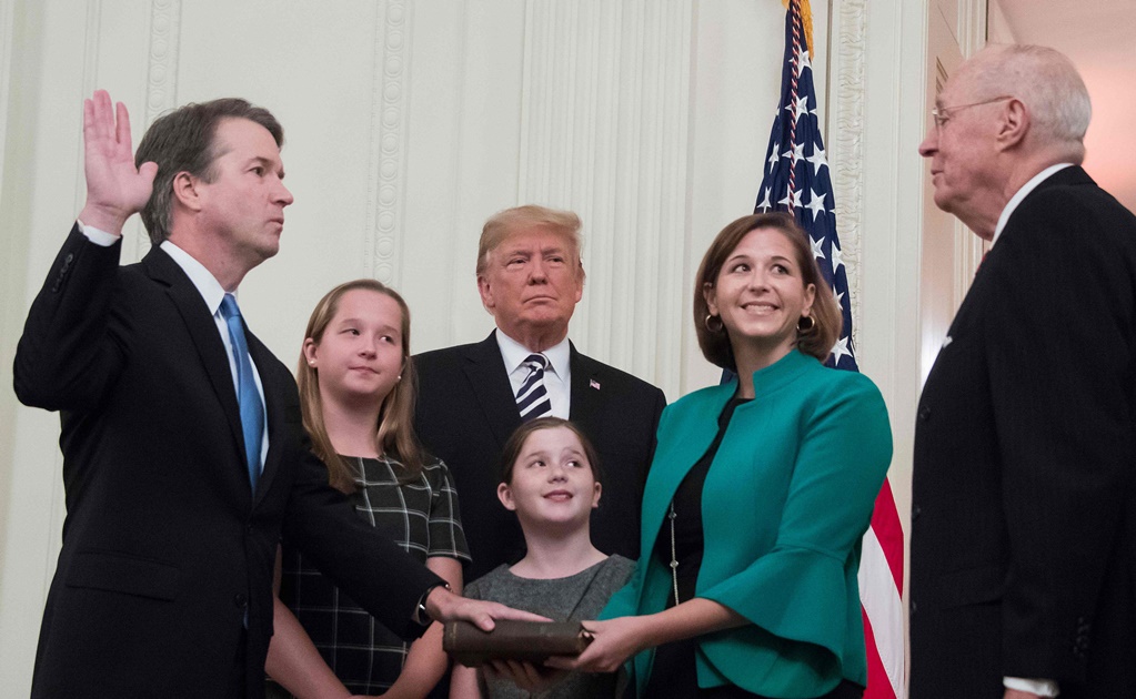 Kavanaugh jura como nuevo miembro de la Corte Suprema frente a Trump