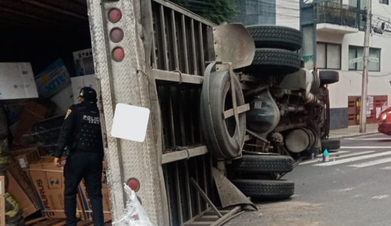 Vuelca camión que transportaba electrodomésticos en la colonia Del Valle 