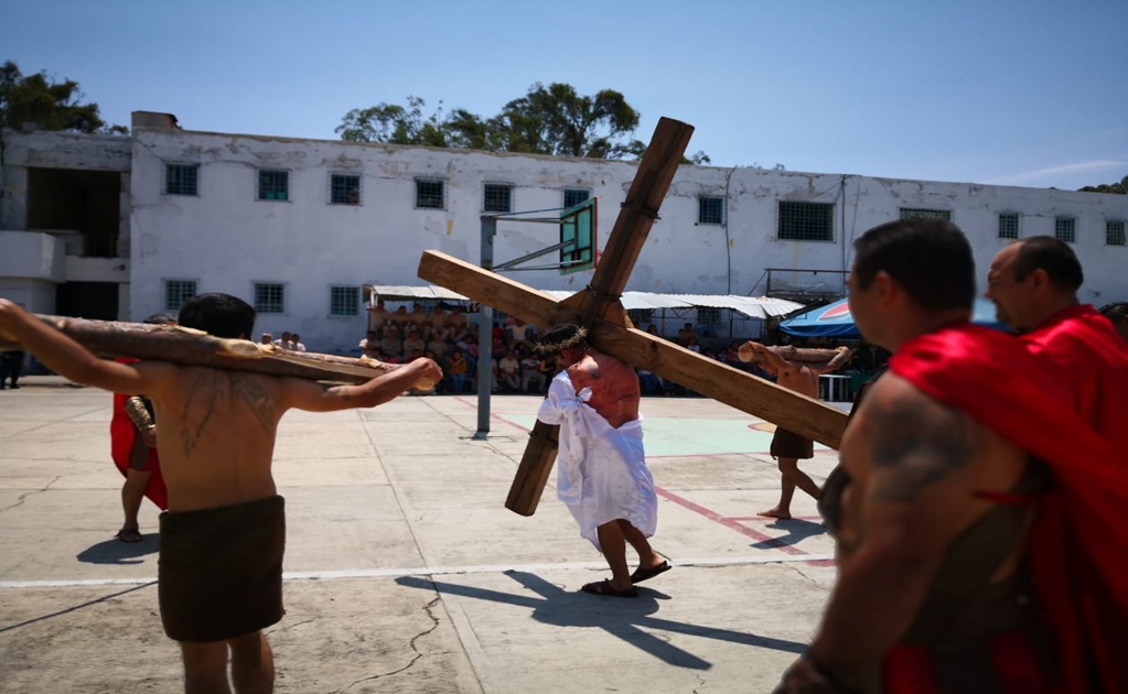 Reclusos escenifican pasión de Cristo en penal de Oaxaca