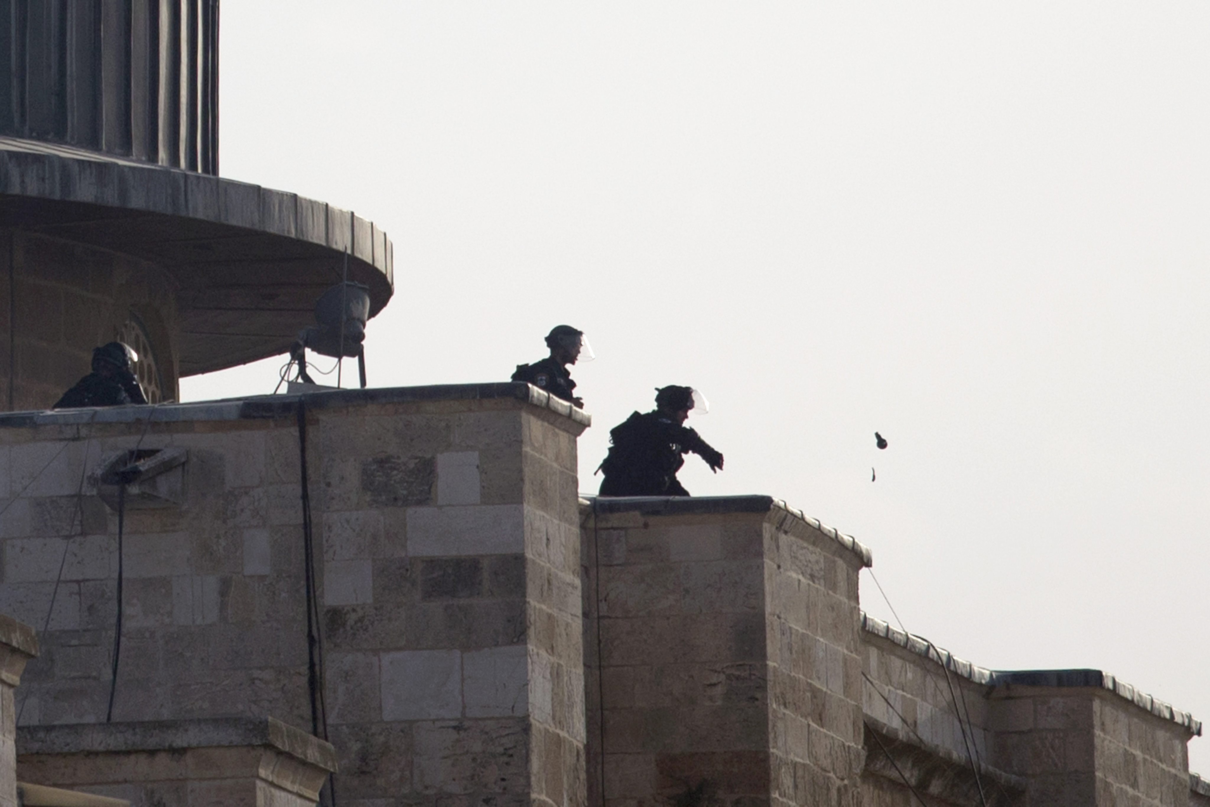 Palestinos y policía israelí se enfrentan en mezquita