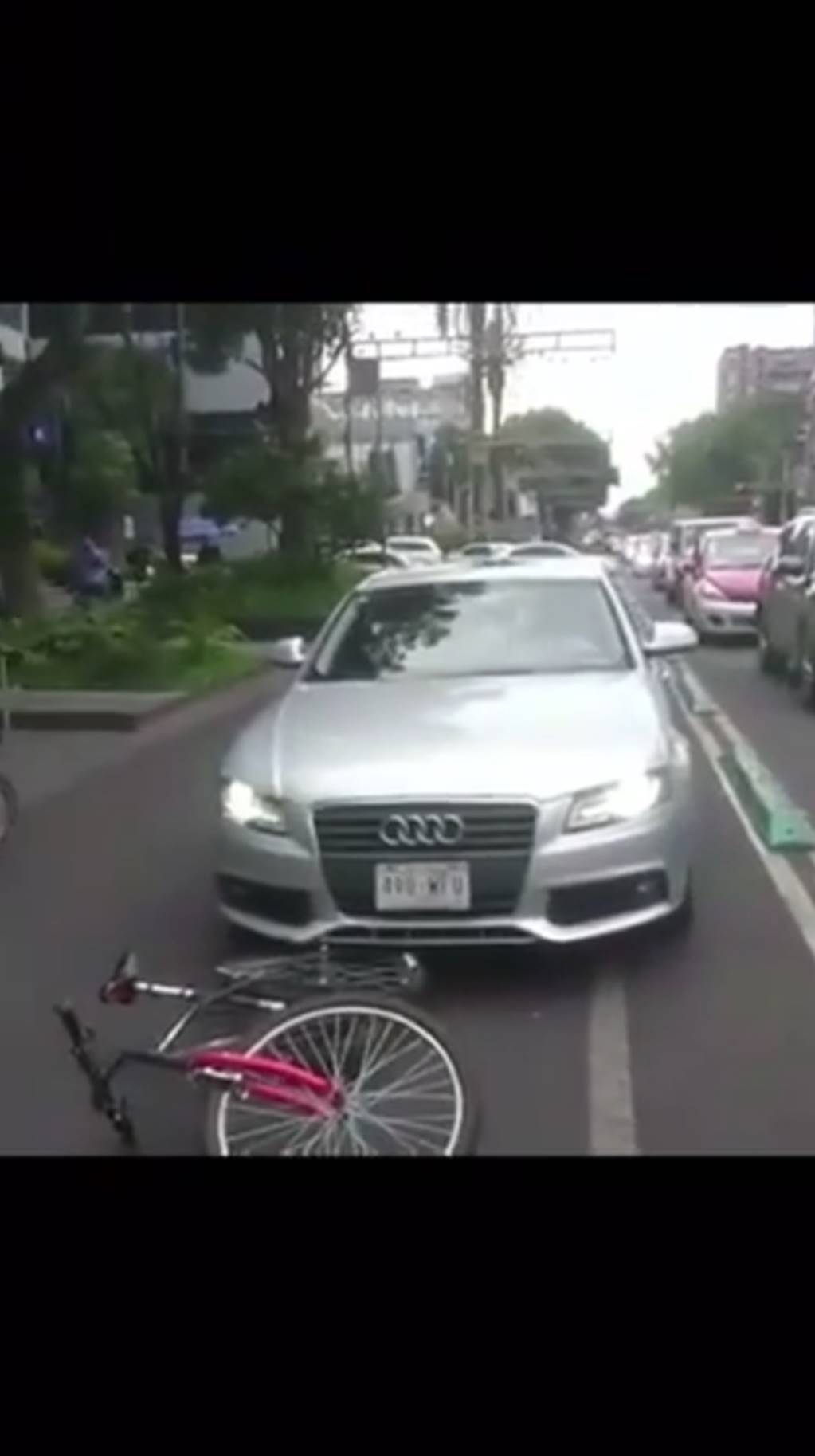 Conductor agrede a ciclistas; lo llaman "#LordAudi"