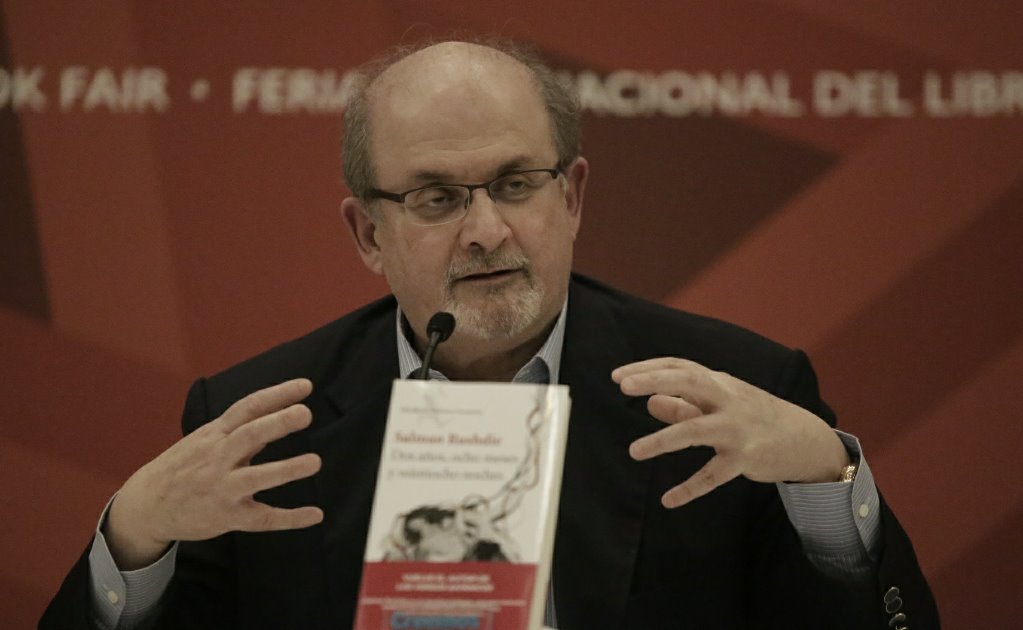 Salman Rushdie respalda a periodistas mexicanos