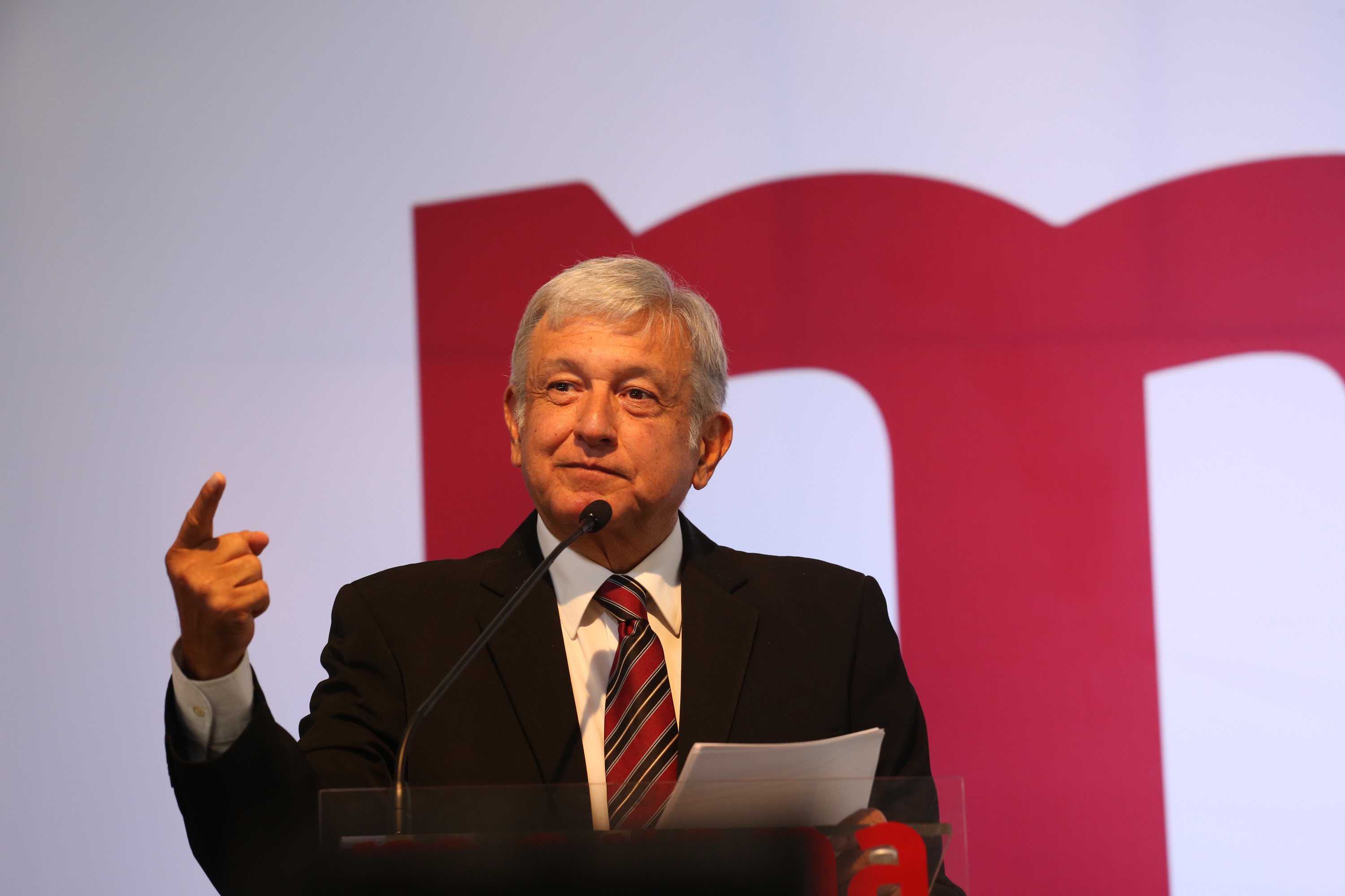 AMLO felicita a diputados de Morena por rechazar bono