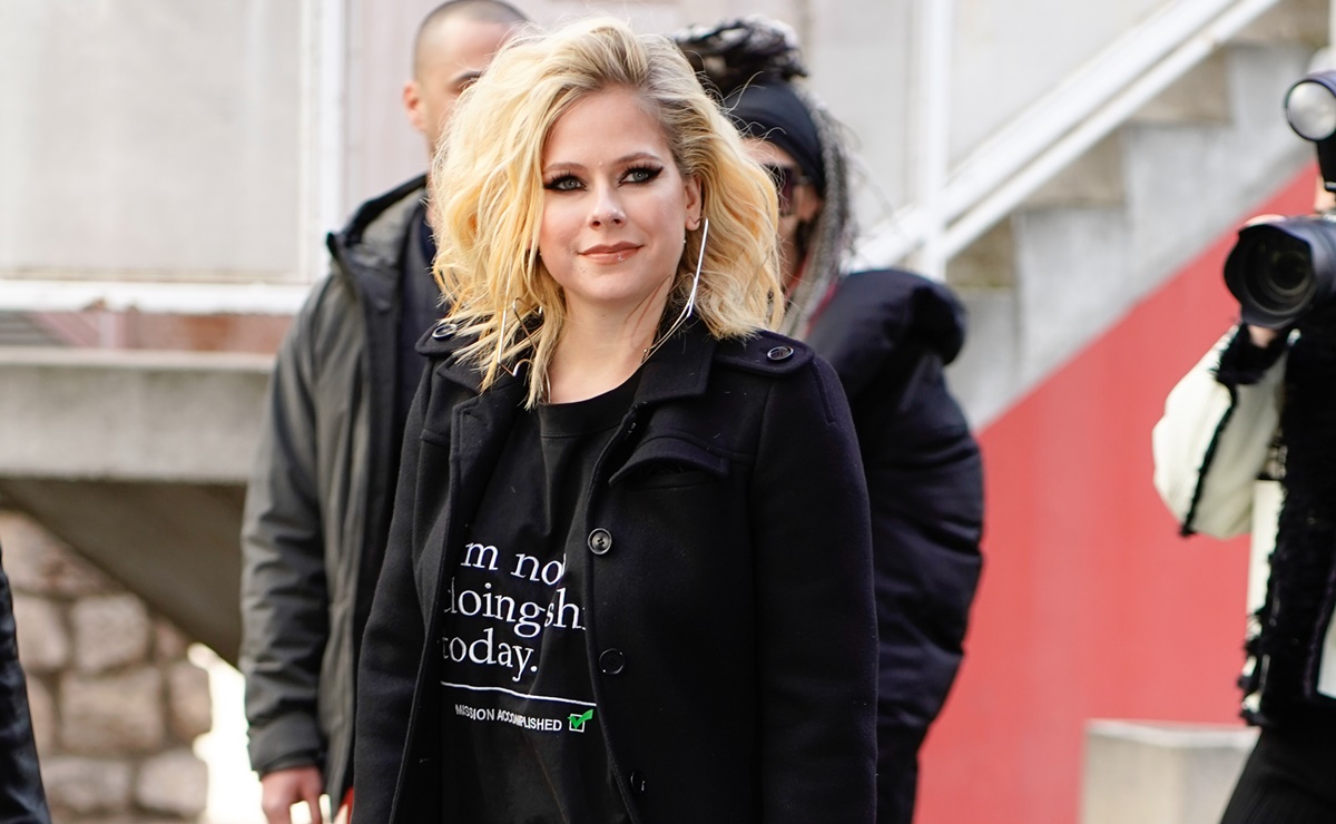 Avril Lavigne se luce con tendencia "sin pantalón" y cautiva en lencería