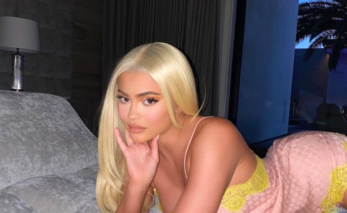 Kylie Jenner comparte foto en faja e impacta con su silueta