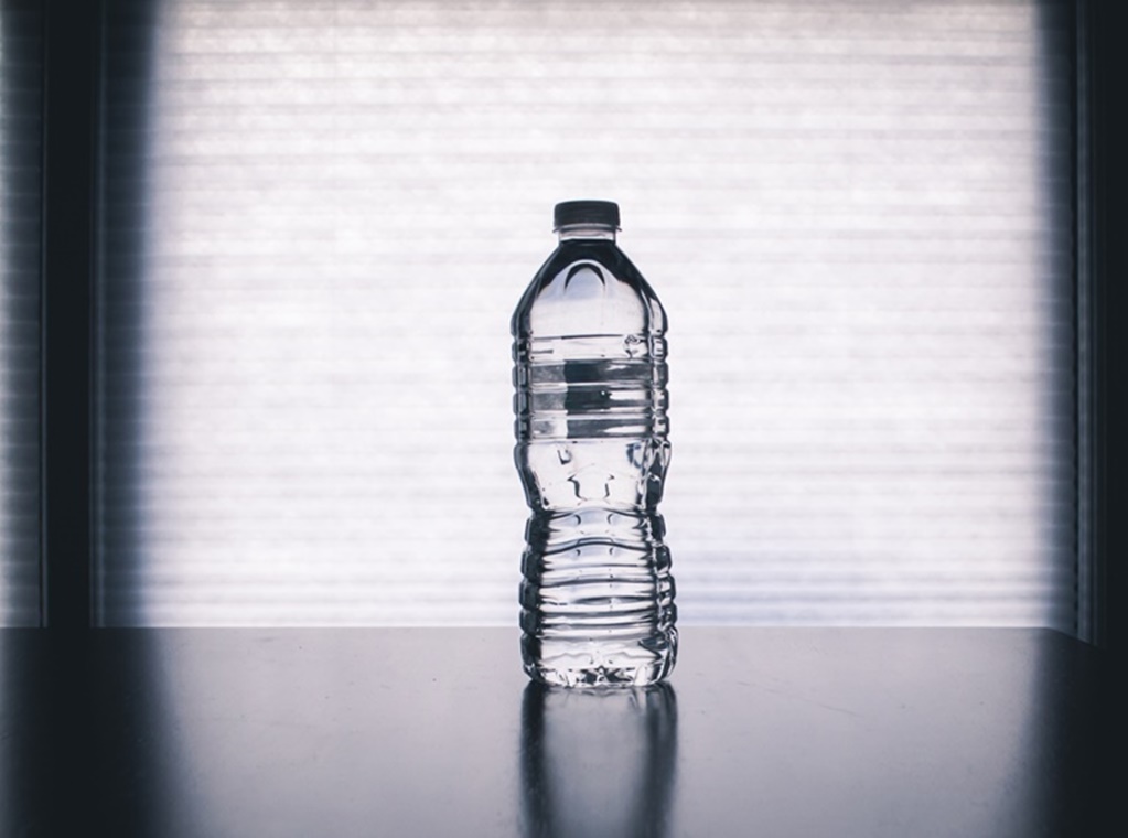 ¿Reutilizar botellas de plástico es malo para la salud?