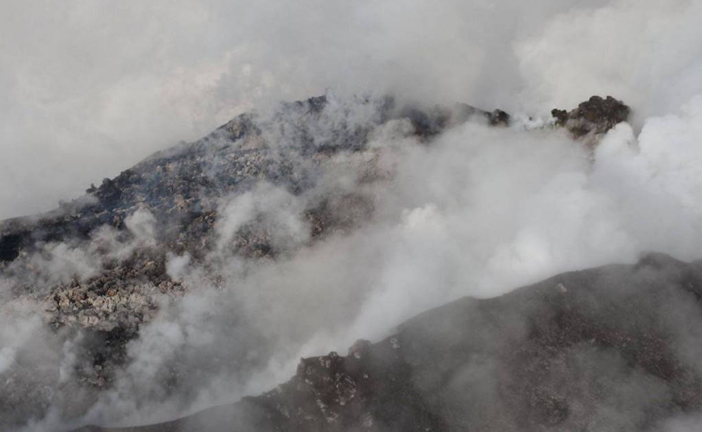 Lava y ceniza volcánica dañan bosque y campo en Colima