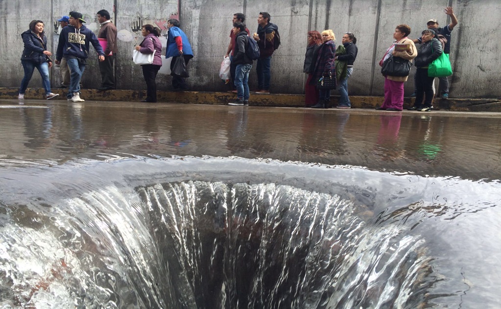 Caos vial en Vallejo tras fuga de agua