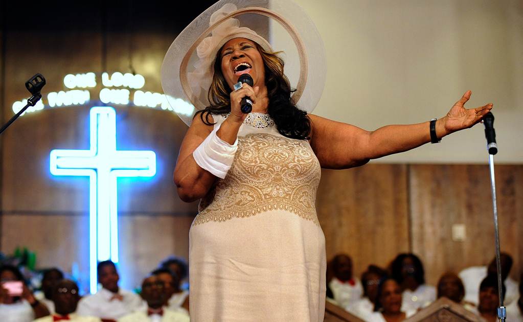 Aretha Franklin canta en honor a su padre y su hermano