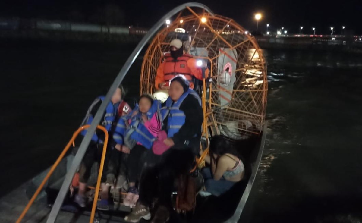En aerobotes rescatan de las frías aguas del Río Bravo a 6 mujeres migrantes y una familia de Guatemala