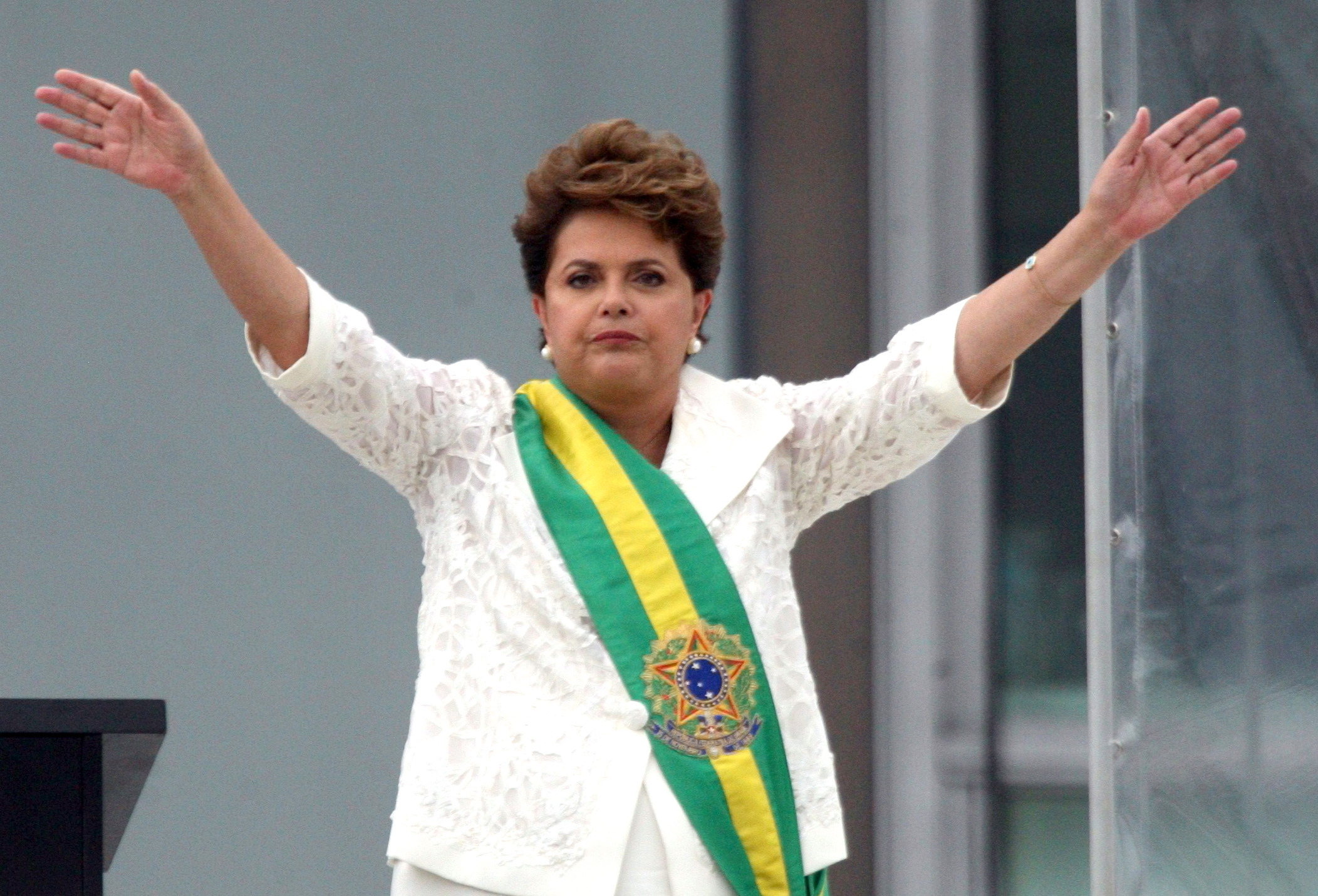 Aprueban juicio político contra Rousseff; dejará el cargo