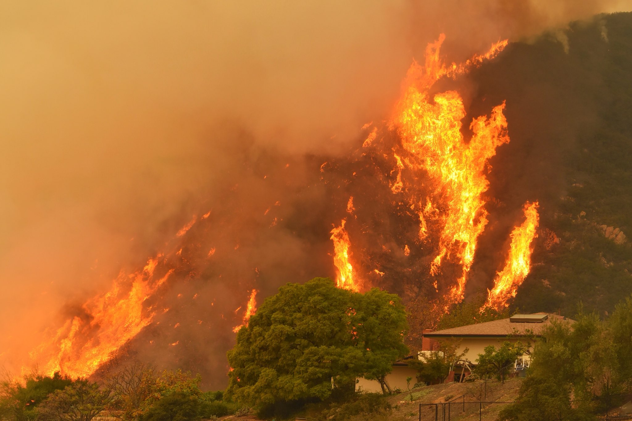 Fuerte viento atiza incendio forestal en California, el tercero mayor registrado