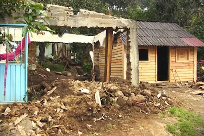 Construyen casitas de madera en las faldas del Popo